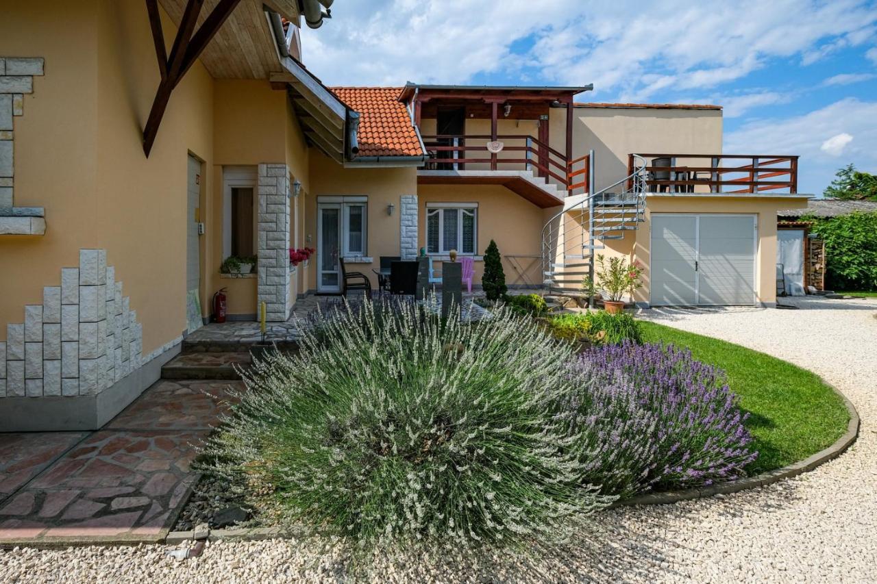 4 Evszak Apartman Gyula Exterior foto