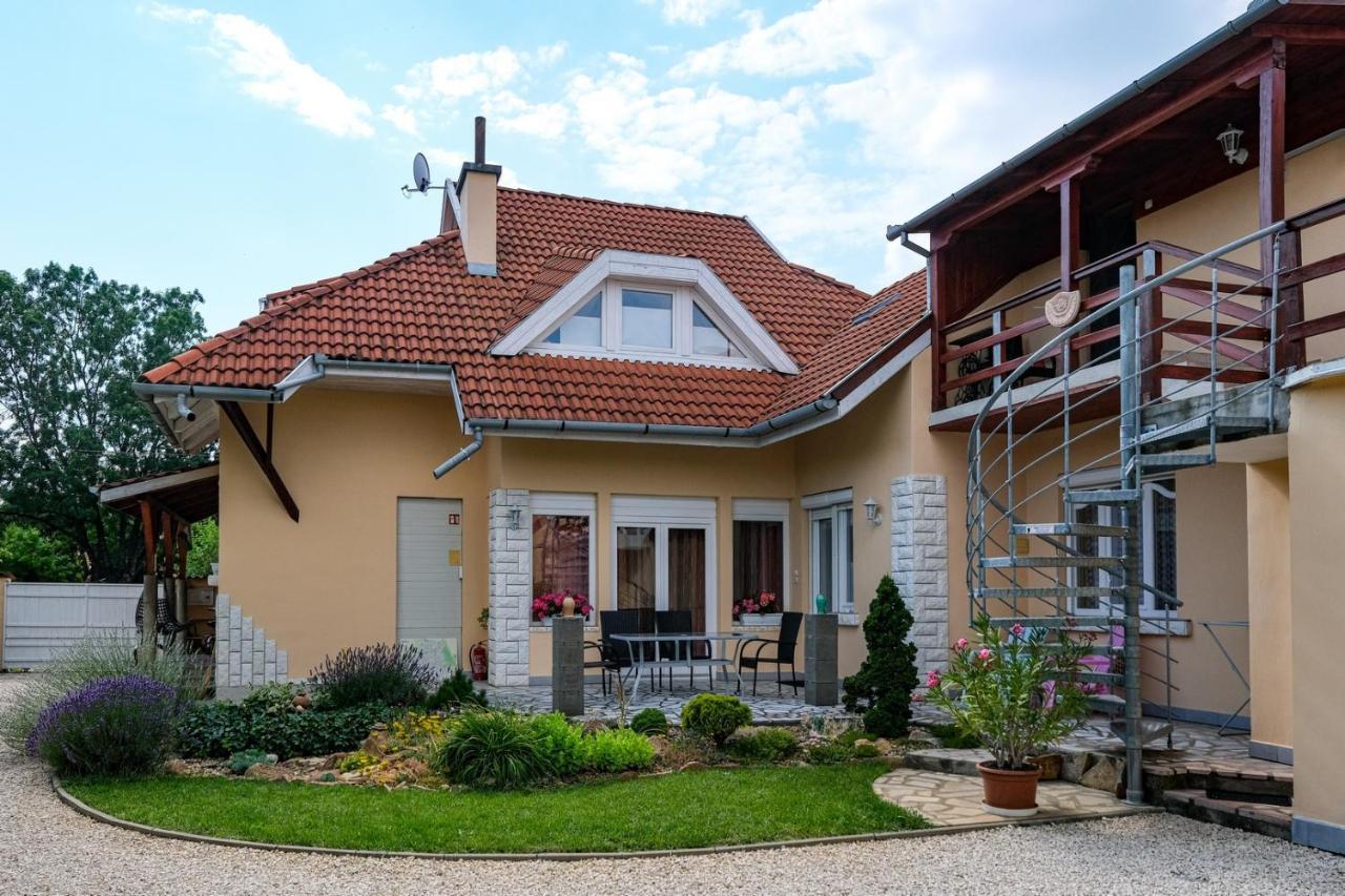 4 Evszak Apartman Gyula Exterior foto
