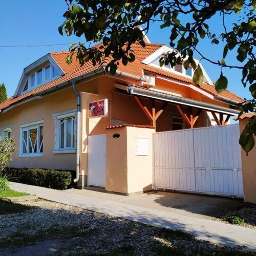 4 Evszak Apartman Gyula Exterior foto